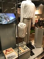 Memorabilia van James Bond, hier Roger Moore