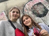 Muur zussenselfie
