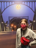 Marie aan de Bridge of spies