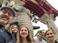 Selfie aan de ingang van de zoo