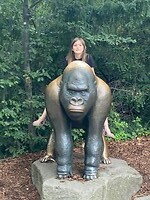 Elise op een gorilla