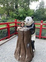 Elise met een stenen panda 🐼
