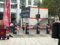 Stalen palen ter bescherming van het plein