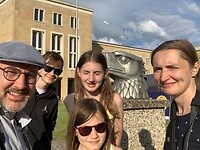 Groepselfie aan de adelaar, oorspronkelijk nazi, 50 jaar Amerikaans die op het gebouw stond