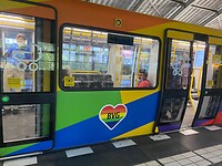 Een mooie regenboog tram