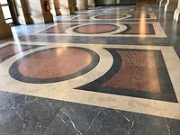 Oorspronkelijke vloer in Tempelhof met nazikleuren