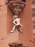 Een heel vies beeldje aan een oude woning