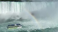 Een bootje aan de waterval