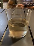 Witte wijn in een Amerikaans glas