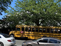 Een schoolbus, hier is de vakantie voorbij