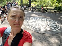 Een memorial in het park voor John Lennon