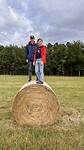 Arthur en Elise op een hooibaal
