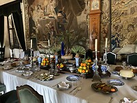 De eettafel met oesters en kreeft, geen Goelasj