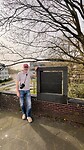 Koen aan het monument van de John Frost Bridge