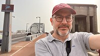 Koen aan de John Frost brug in Arnhem