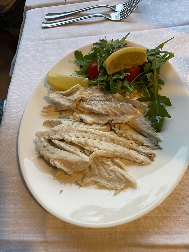 Een aan tafel gekuiste vis