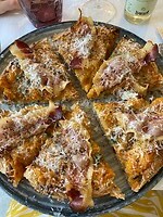 Pizza amatriciana met maisdeeg, dikke luchtige korst