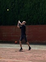 Arthur speelt tennis