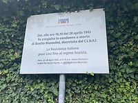 Officieel bord over terechtstelling van Mussolini