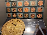 Houten portretten in het kasteel