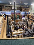 Een grote tweedehandse boekenwinkel