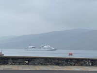 Een cruiseboot in de baai van Loch Broom