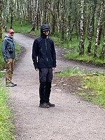 Een ingepakte Arthur ten prooi aan de midges