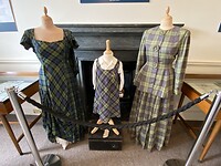 Tartan kleding van de duchess en hun dochter