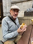 Koen eet een currywurst