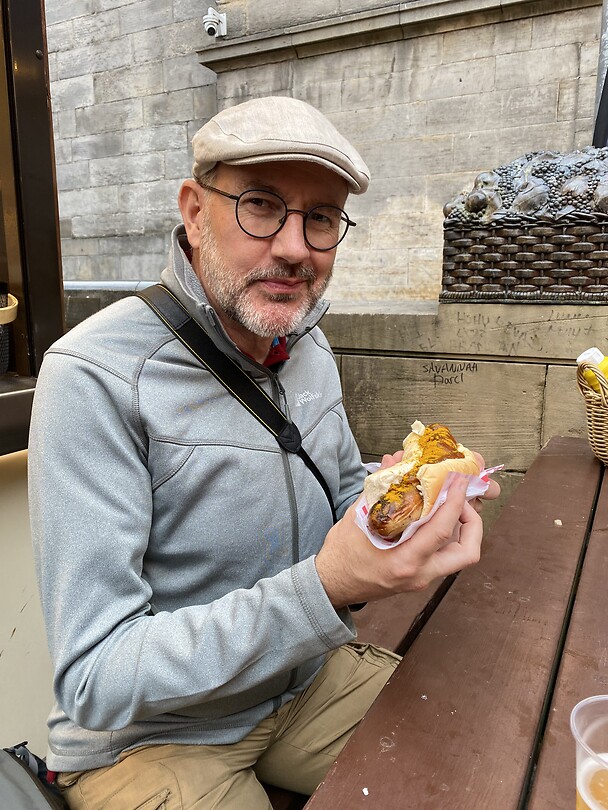 Koen eet een currywurst