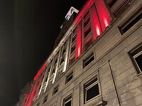 De vlag op de gevel alleen is het geel niet op de foto