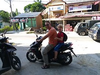 Bart met Mathijs op de motor