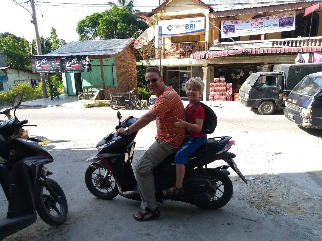 Bart met Mathijs op de motor