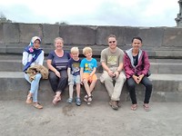 Met toeristen bij de Prambanan tempel