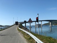 Er kan er maar één over de brug!