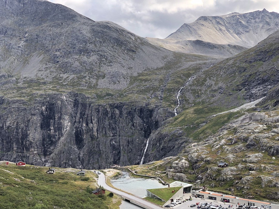 parkeerplaats en afgrond van de Trollstigen.