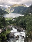 Waterval met uitzicht op de fjord