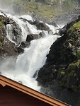 Een gigantische waterval langs de weg.