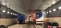 Deze past maar nét onder de tunnel door!