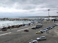 hier staan we aan de haven.