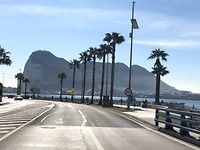 Onze eerste blik op de rots op weg naar Gibraltar.