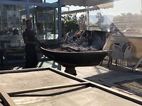 Buitengrill naast het restaurant.