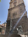 Bronzen maquette van catedral de Murcia met op achtergrond de toren van de catedral.