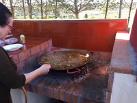 Isabel maakt paella.