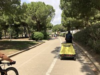 Fietsen door de tuinen van de oude rivier.