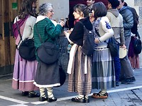 Traditionele kleding vanwege feestdag.