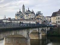 De kathedraal en oude brug van Périgueux.