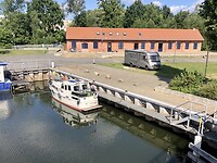 Camper bij het haventje.