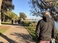 Wandelen langs de kust.
