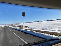 Onderweg naar de kust rijden we weer door de sneeuw.